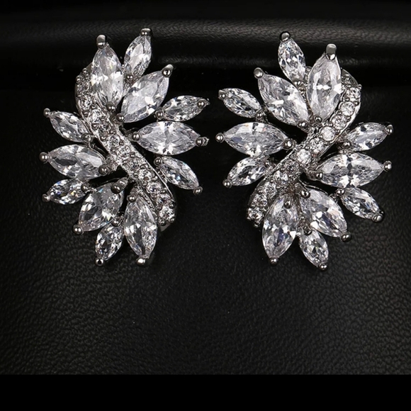 18K White Gold Swarovski Elements crystal Marquise women's earrings - Picture 1 of 10